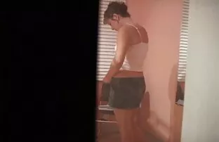 A vídeo de pornô só das coroas ruiva Simonna mostra o corpo debaixo de água.