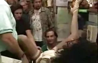 Uma miúda gira tira as vídeo pornô coroas gostosas cuecas