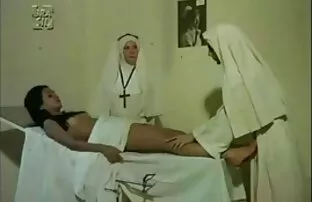 O busty Asian bbw vídeo de pornô com as coroas gostosas fode o homem e faz com que ele fique duro.