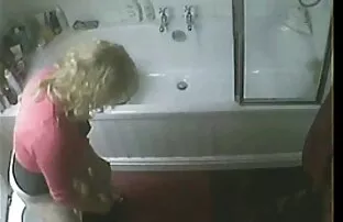 Primeiro cospe, mas depois lambe porno das coroas brasileiras o esperma todo e ela gosta! ANGULO