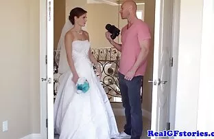 Uma menina bonita vídeo de pornô das coroas chupa a pila do papá e despe-se depois de um broche no vídeo da POV.