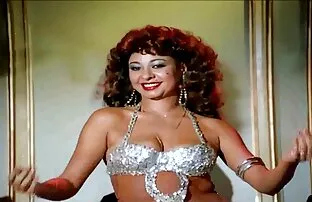 A Estrela Porno gira porno mulheres velhas faz o trabalho de pés no big cock.