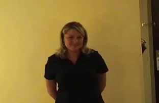 Pequena líder de Claque Asiática vídeo de pornô de mulher de 60 anos fode treinador excitado