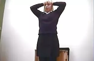 A velhota vídeos pornô de coroas transando massaja-lhe a pila
