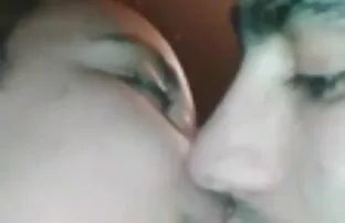 O Hunk Chupa pilas monstruosas na câmara de vídeo pornô com as coroas gostosas espionagem no gloryhole.
