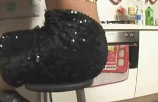 A jovem latina com barba gira gosta de uma filme pornô com mulher de 60 anos pila velha