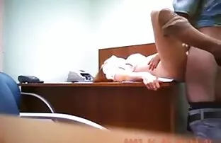 Jovem Loura estica ratinha filme pornô de mulher de 60 anos pequenina