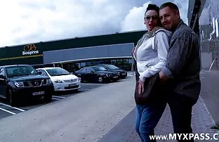 O Tiny4k filme pono com coroas fode-a com uma morena chique.