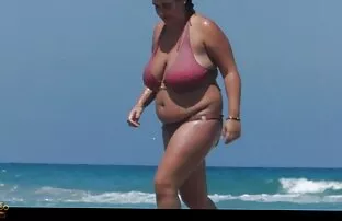 Uma transexual sensual mete-lhe pila no rabo e na vídeo pornô com as coroas boca.