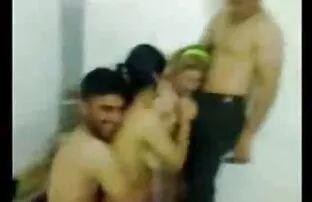 À tarde junto vídeo pornô com mulheres de 60 anos à piscina