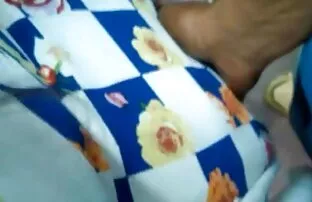 Uma rapariga bonita em frente à ver vídeos pornô de coroas Câmara fode com o parceiro
