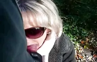 Lou Elissa, filme pornô mulher de 60 anos Loura lustrosa, masturba-se com as pernas largas para um orgasmo suculento em nylon.