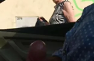 A Milf filme pornô só com as coroas de meias vermelhas adora foder-se com os dedos.