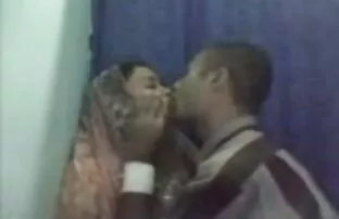 Shy filme pornô de mulher de 60 ladyboy gordo ass Rimming