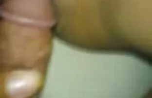 A morena usa o seu vídeo de pornô com as coroas gostosas brinquedo favorito