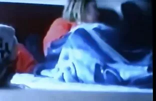 A Boazona usa um vibrador em si mesma. vídeo pornô velha transando