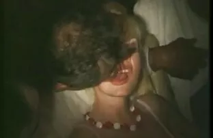 Adolescente russo sexo caseiros com coroas quente atinge o orgasmo