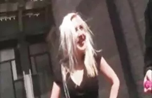 A foder porno cm coroas à frente da câmara de um casal excitado em vídeo Amador.