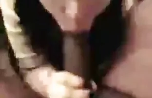 Uma adolescente sensual com pornodoido coroas Mamas pequenas mostra os seus produtos.