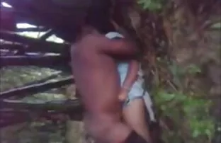 A rapariga bonita é filmada a usar a camisola. vídeos de pornô de coroas gostosas