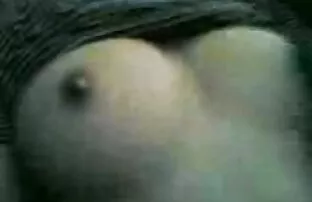 A porno com mulheres de 60 anos aveludada ruiva Britânica masturba-se com o seu brinquedo peludo e a rata molhada.
