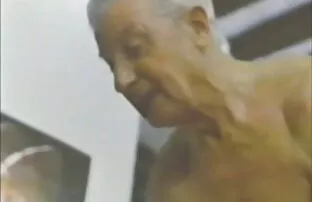 e a senhora B domina o perdedor do pé vidio pornô de coroas