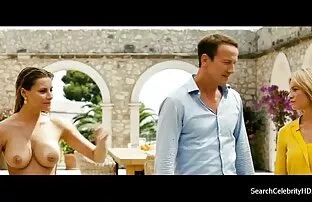 Ladyboy em filme de sexo com mulher velha meias vermelhas e anal bareback