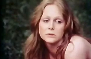 A Latina chupa o gajo e mete-o no vídeo pornô caseiro das coroas rabo / sexo anal