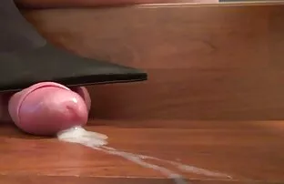 Outra grande galdéria loura e vídeo pornô com coroas casadas cuidadosa vem ao estúdio porno pela primeira vez.