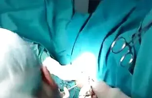 Um jovem bonito levanta a barriga enquanto se filme pornô com coroas de 50 anos masturba.