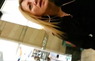 A avó Britânica Alisha Rydes adora brincar video porno de coroas gratis com látex.